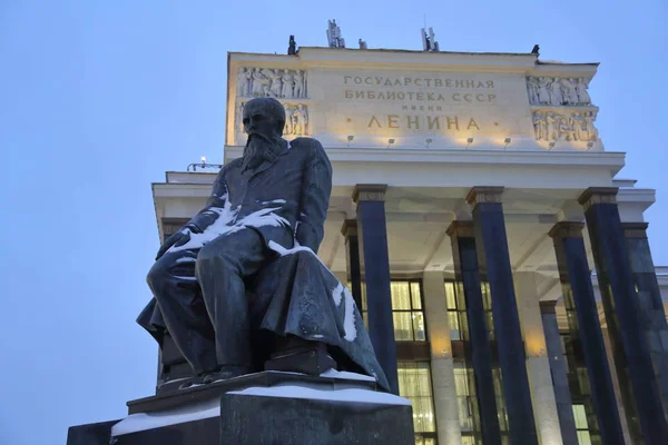 Monument voor Dostojevski in Moskou, Rusland — Stockfoto