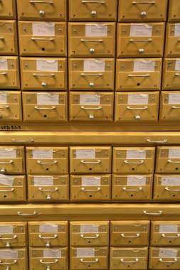 Kütüphanede dosyalama dolapları