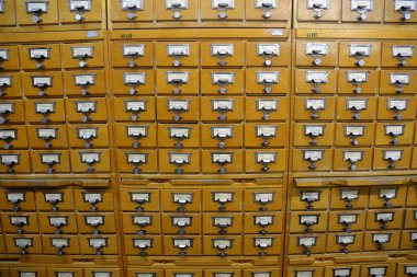 Kütüphanede dosyalama dolapları