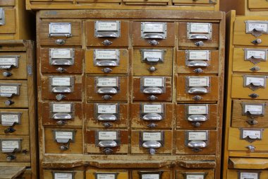 Kütüphanede dosyalama dolapları