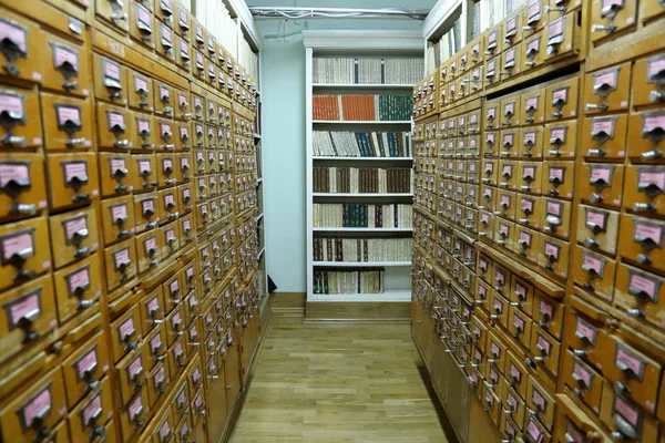 Armarios de archivo en la biblioteca — Foto de Stock