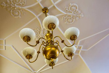 Tavanda büyük avize