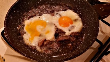 Yumurta ve et bir tavada