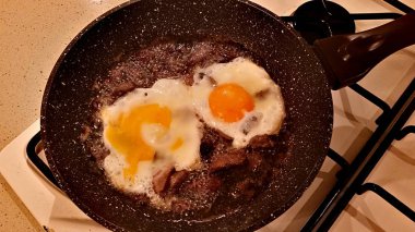 Yumurta ve et bir tavada