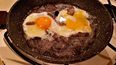 Yumurta ve et bir tavada