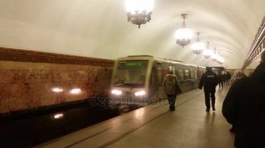 Tren platformu varış