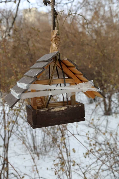 Besleyici parkta kuşlar için — Stok fotoğraf