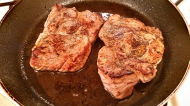 Bir tavada iki biftek