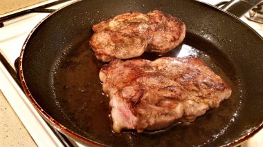 Bir tavada iki biftek