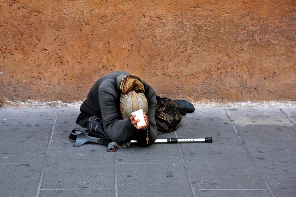 La vecchia mendicante — Foto Stock