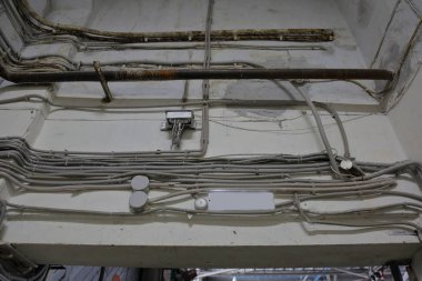 Özensiz eski kablolama