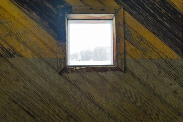 Küçük bir pencere kapı — Stok fotoğraf