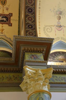 İçinde Oda 19. yüzyıl tarzında dekore edilmiştir