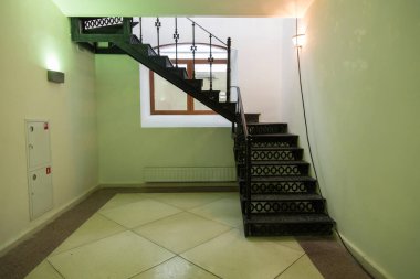 Siyah demir merdiven