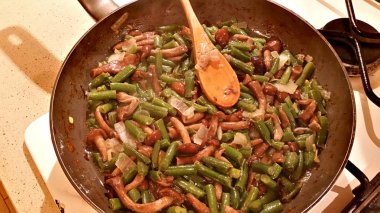 Kızarmış fasulye mantar ile