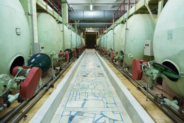 Fabrika dükkanda şampanya üretimi için donatım