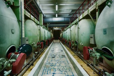 Fabrika dükkanda şampanya üretimi için donatım