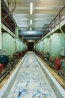 Fabrika dükkanda şampanya üretimi için donatım