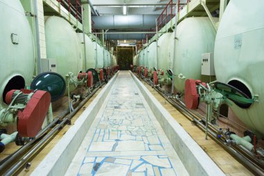 Fabrika dükkanda şampanya üretimi için donatım