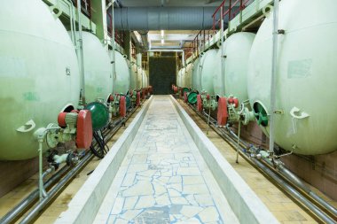 Fabrika dükkanda şampanya üretimi için donatım