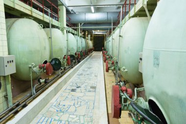 Fabrika dükkanda şampanya üretimi için donatım