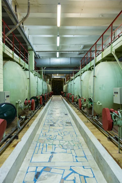 Fabrika dükkanda şampanya üretimi için donatım