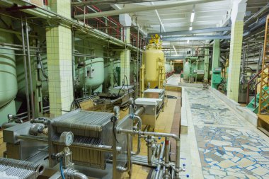 Fabrika dükkanda şampanya üretimi için donatım