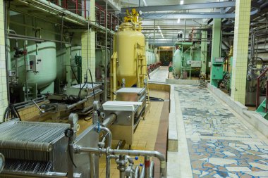Fabrika dükkanda şampanya üretimi için donatım
