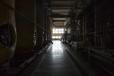 Fabrika dükkanda şampanya üretimi için donatım