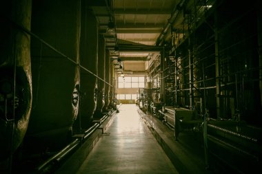 Fabrika dükkanda şampanya üretimi için donatım