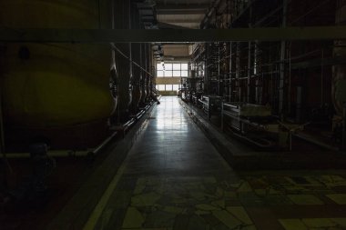 Fabrika dükkanda şampanya üretimi için donatım