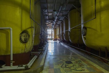 Fabrika dükkanda şampanya üretimi için donatım