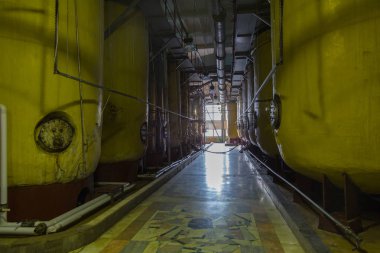 Fabrika dükkanda şampanya üretimi için donatım