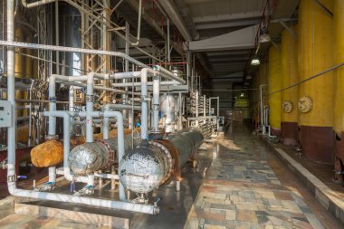 Fabrika dükkanda şampanya üretimi için donatım