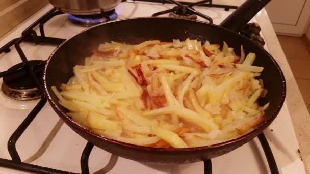 Картоплю смажать на сковороді — стокове відео
