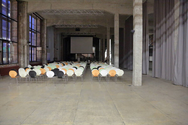 Пустой выставочный зал без отделки
