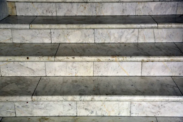 Treppe aus hellem Marmor — Stockfoto