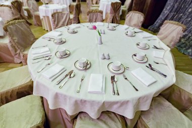 Restoranda boş bir masa var.