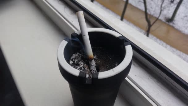 Сигарета курит в пепельнице — стоковое видео