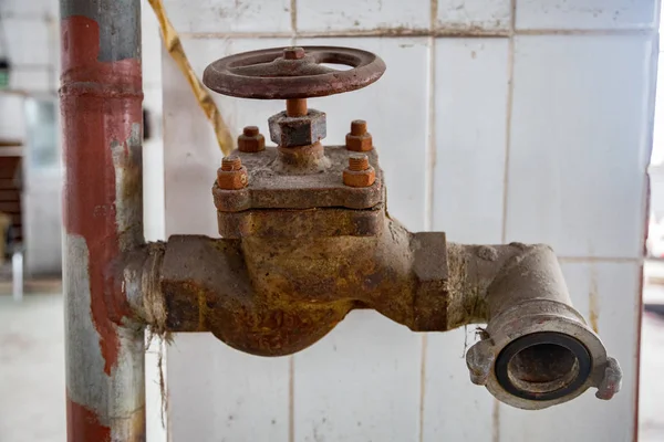 Paslı su dokununroestig waterkraan — Stockfoto