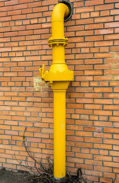 Желтая газовая труба — стоковое фото