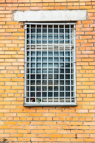 Venster met metalen raspend — Stockfoto