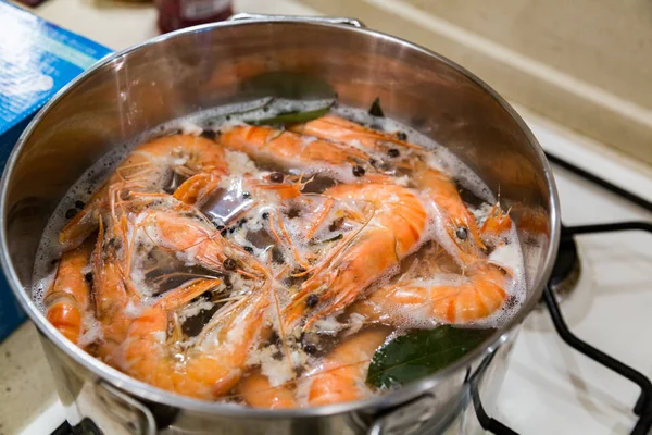 Les grosses crevettes tigrées sont cuites dans une casserole — Photo