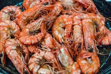 Büyük kaplan karides bir tavada kızarmış