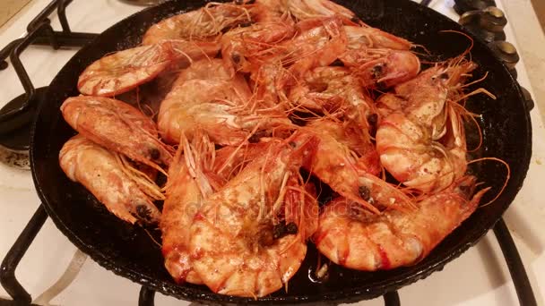 Large tiger shrimps are fried in a frying pan — Stock Video