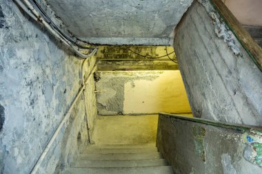 Harabe evde merdiven