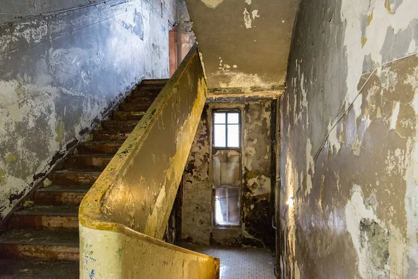 La escalera de la casa en ruinas — Foto de Stock