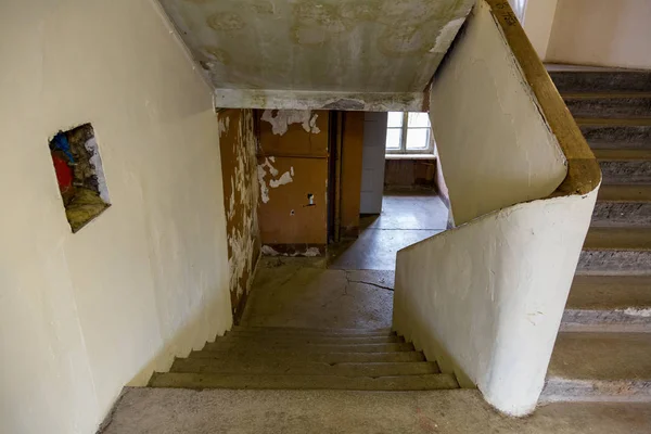 La escalera de la casa en ruinas — Foto de Stock