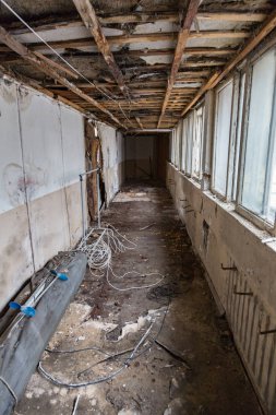 Yıkık bir evde Oda