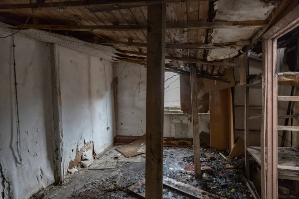 Комната в разрушенном доме — стоковое фото